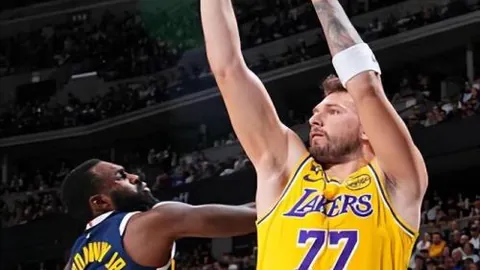 “中超首战裁判失准，蒋圣龙错失红牌，战局明朗，球迷情绪稳定。”